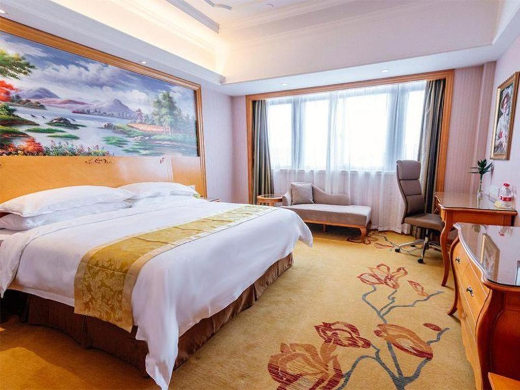 Vienna International Dishui Lingang Wanda Hotel 3*