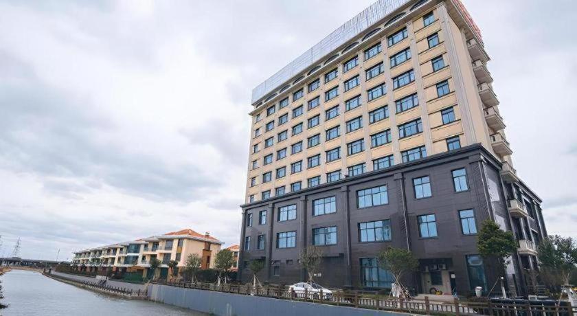 Vienna International Dishui Lingang Wanda 3*