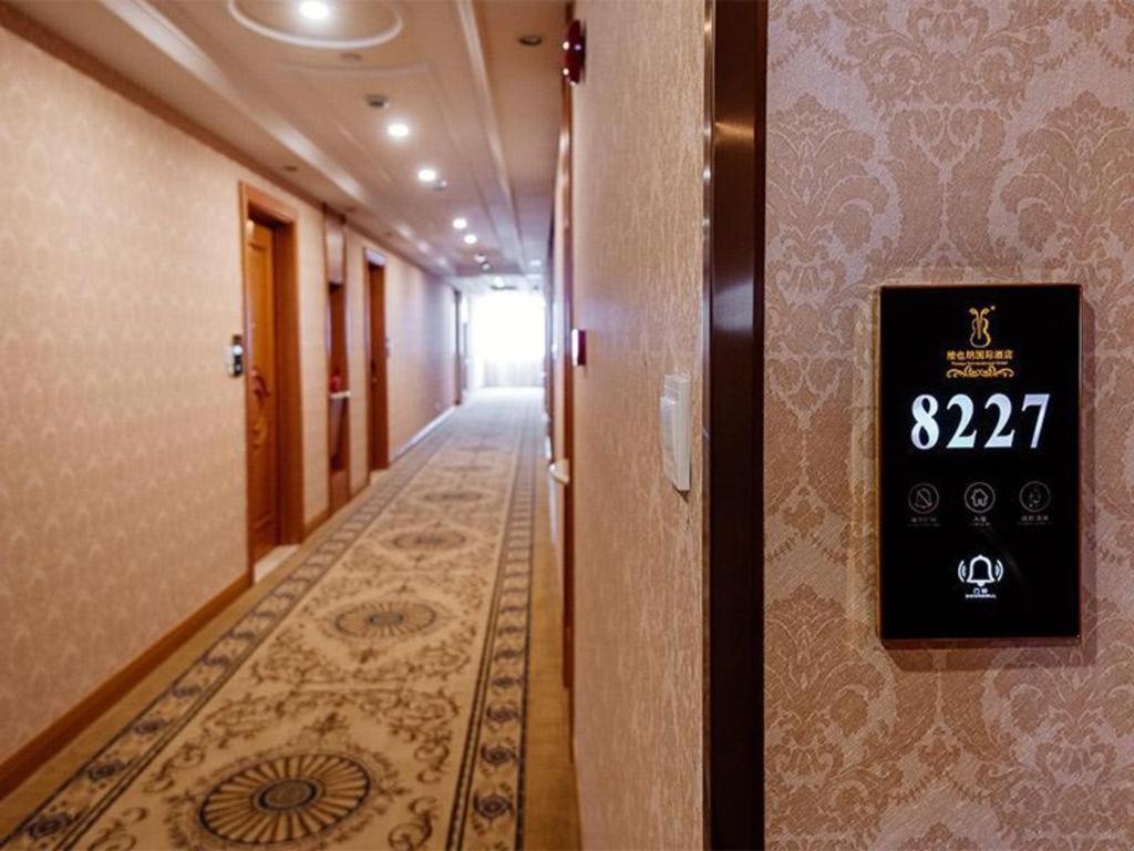 Vienna International Dishui Lingang Wanda Hotel 3*